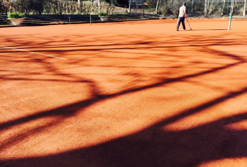 Sandplatz aus Ziegelmehl im Abendlicht