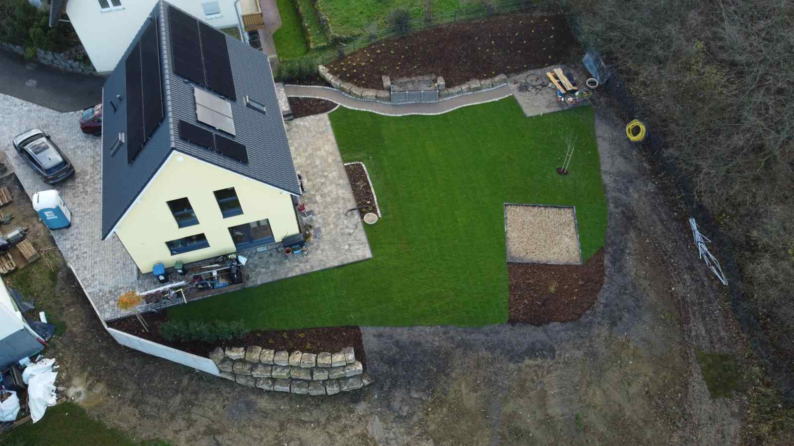Der Beginn des Anlegens eines neuen Gartens bei einem Neubau