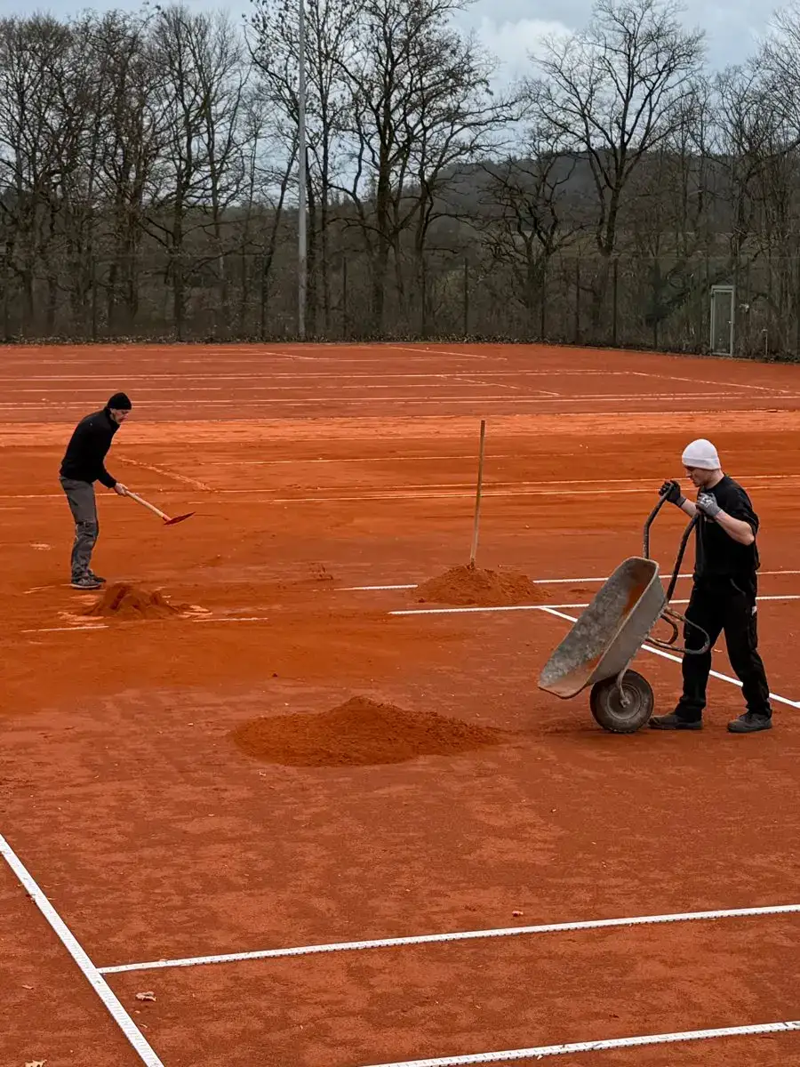 Mitarbeiter von Kießling bei der Instandsetzung eines Sandplatzes